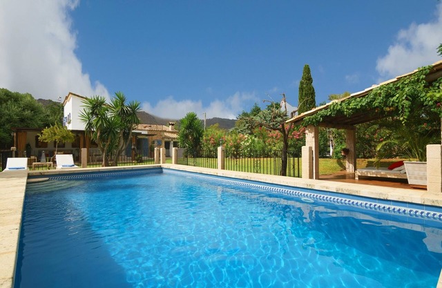 La Vinyeta - Cosy 4 bedroom country house with heated pool