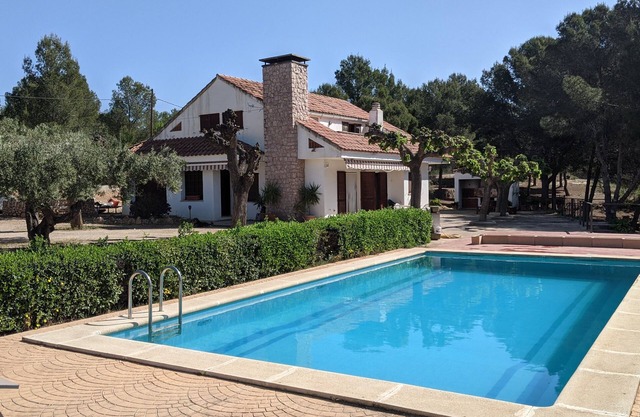 La Xaruga, Rural House in the middle of nature. Quiet with pool, bbq . private