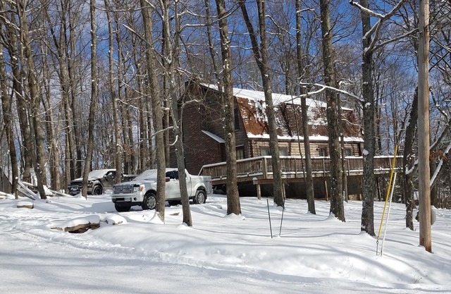 Lake Access Log Cabin perfect for Gatherings. Community Beach. Tot Lot.