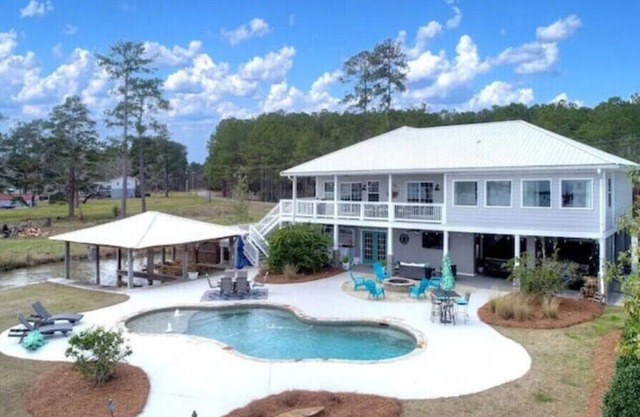 Lake Blackshear Getaway! Pool, BBQ, Firepit & WiFi