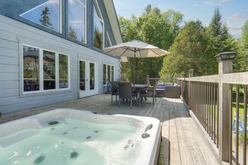 Lake Escape - Waterfront, Hot tub, Sleeps 14