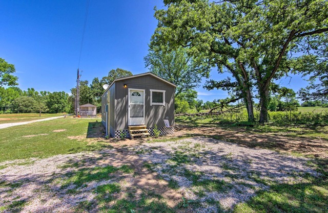 Lake Fork Getaway: Tiny Home in Alba w/BBQ!