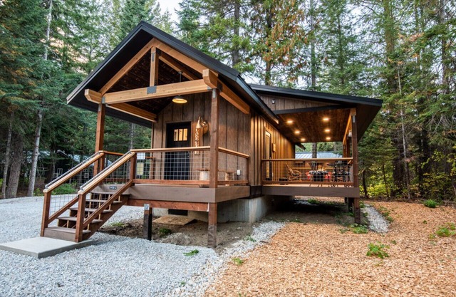 "Lake House" tiny cabin near Lake Wenatchee with HOT TUB