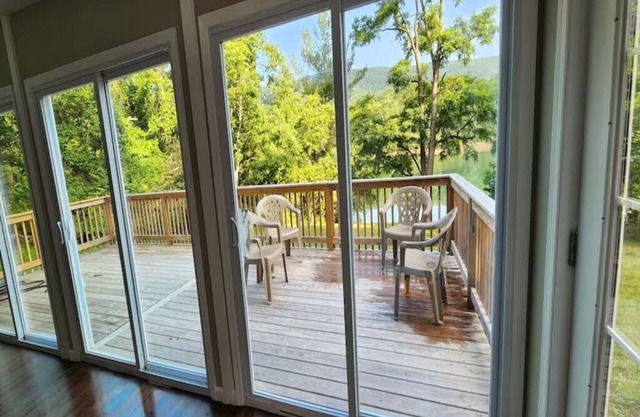Lake House w/2 huge decks/2 sunrooms/shower panel w/6 modes/beach nearby