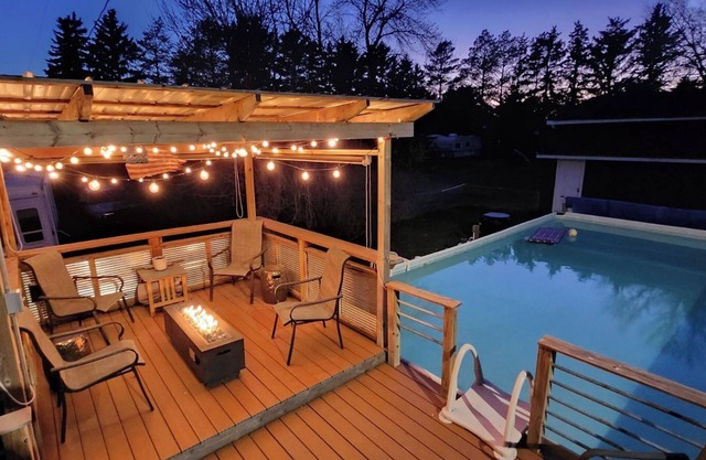 Lake house with Heated Pool. Minutes to Prime Fishing!