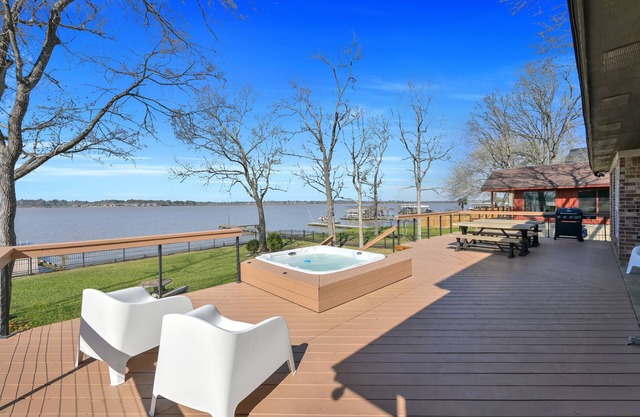 Lake Houston sunset and skyline views. Two primary suites downstairs.