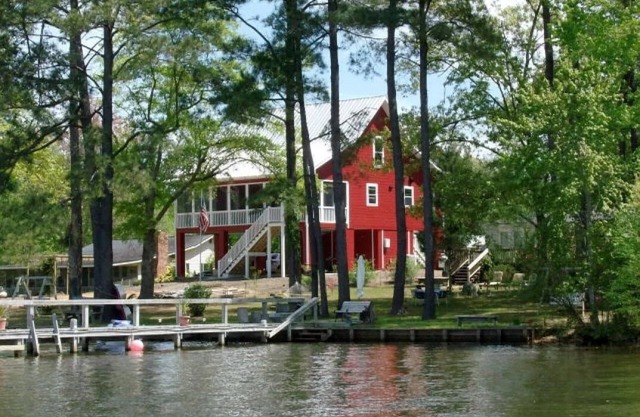 Lake Marion's Big Red House. W/Dock and Kayaks. Pet Friendly please read policy