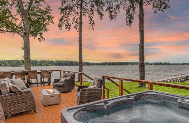 Lake Murray Lake House with Panoramic Views, Kayaks & Hot Tub. Kids play shed!