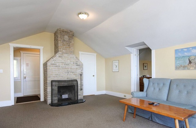 Lake simcoe Retreat!!! Waterfront cottage with deck (Shelter)