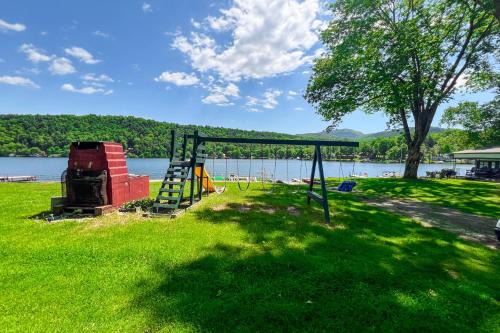 Lake St. Catherine Cottage - Red Across