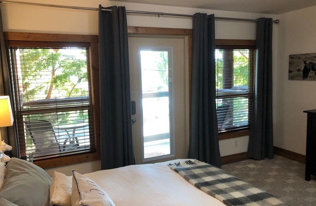 Lake View, Pet Friendly Vacation Townhouse with Updated Appliances & 2 King Beds
