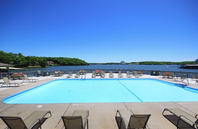 Lakefront Condo, 2BR/2BA, Indoor & Outdoor Pool/Hot Tub, WIFI
