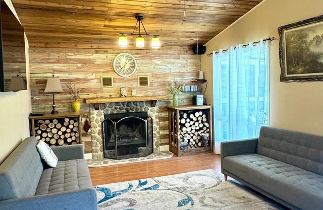 Lakefront Cabin w/Private Beach, Deck, Veranda & Full Kitchen – Pet Friendly