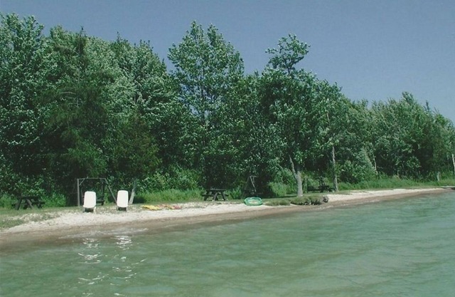 Lakefront Cottage - Beautiful Grounds and Large Sandy Beach