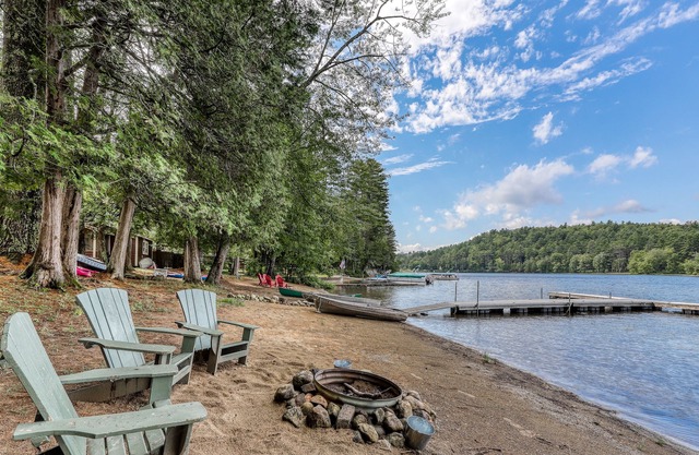Lakefront cottage with large dock, firepit & sandy beach