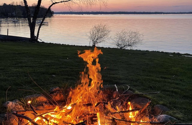 Lakefront Cottage with sandy bottom swimming!