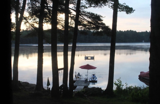 Lakefront Cottage with New HOT TUB. . Located only 20 minutes from Portland