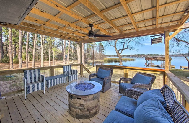 Lakefront Daingerfield Retreat w/Shared Dock!