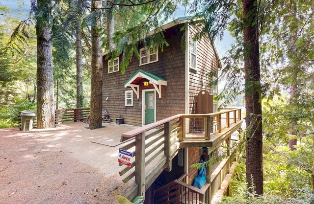 Lakefront home with loft, two decks with amazing views, kayaks & dock access