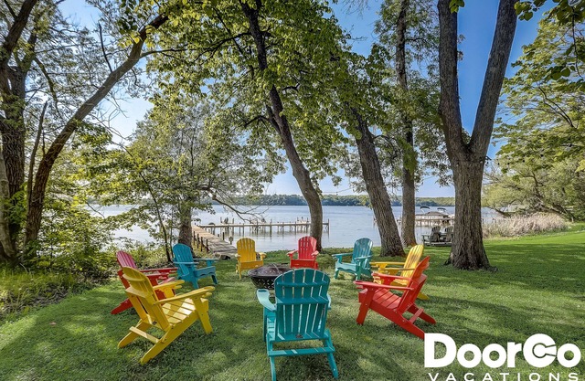 Lakefront! Huge Game RM + Chefs Kitchen! Sleep 40!