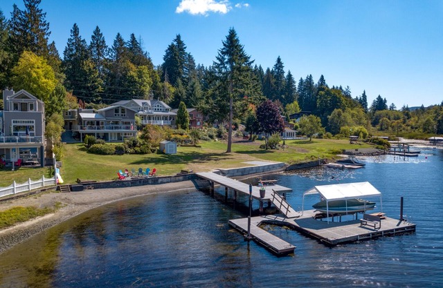 Lakefront Paradise: Private Beach, Water Sports, Stunning Sunsets, Sleeps 8