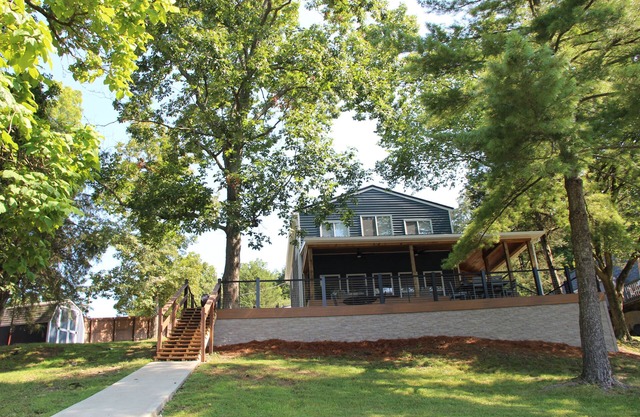 Lakefront Retreat, Private Dock, Covered Deck, Sleeps 8, 11 min to Ark Encounter