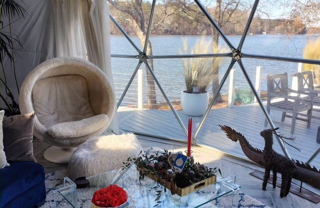 Lakefront romantic getaway with hot tub