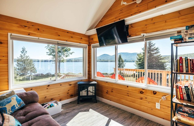 Lakefront, Stunning Home only 30 min to Sugarloaf!