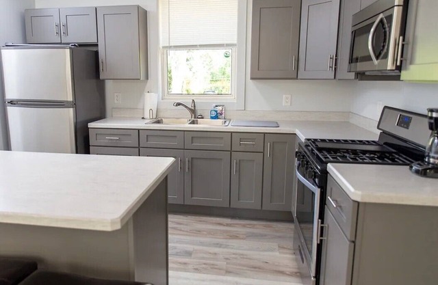 LakePointe Shores #6 Charming cottage with tons of natural light in Madison