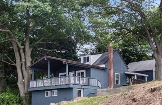 Lakeshore Comfort | Lakeview Family Getaway 3BD, 2BA