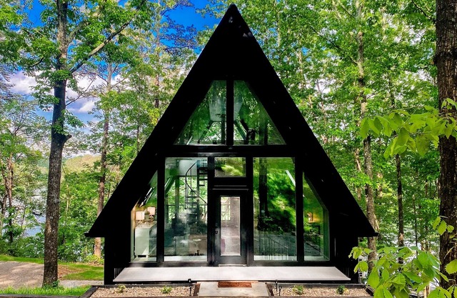 Lakeside 2BR Retreat Surrounded by Woods in Phil Campbell, AL