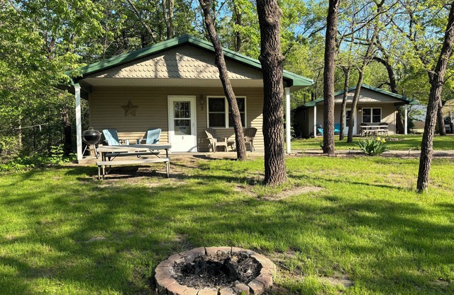 Lakeside Cabin 3: Perfect Retreat at Enriched Cabins & Resort on Lake Delhi