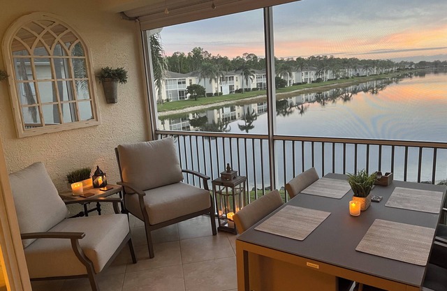 *LAKESIDE CARRIAGE HOUSE - CROWN POINTE * NAPLES 3 BEDS/2 BATHS - LAKE VIEW