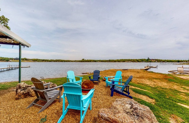 Lakeside dog-friendly retreat with covered patio