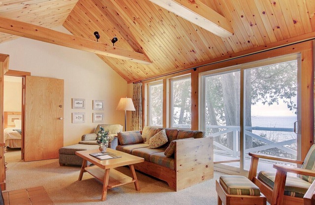 Lakeside Retreat cottage with ideal lakeView (divot)