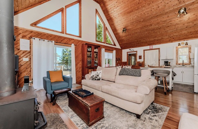 Lakeview Loft: A-Frame Escape Tobermory