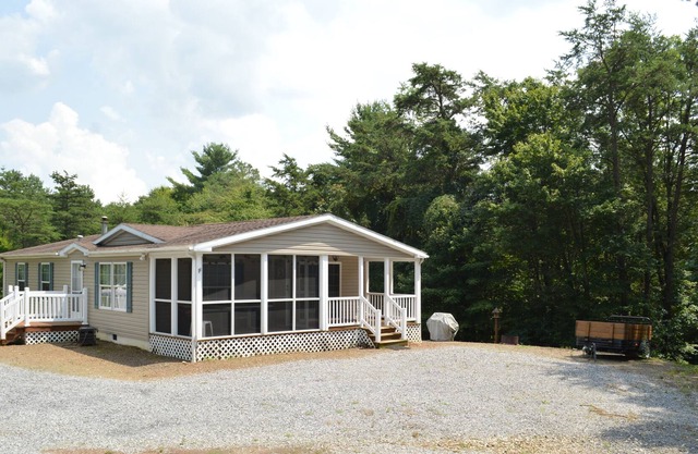 LAKEWAY GETAWAY - 6.5 acres with hiking trails. Raystown Lake Area. DOG FRIENDLY