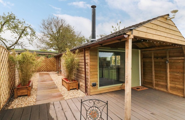 LANGDALE LODGE, pet friendly, with open fire in Sampford Courtenay