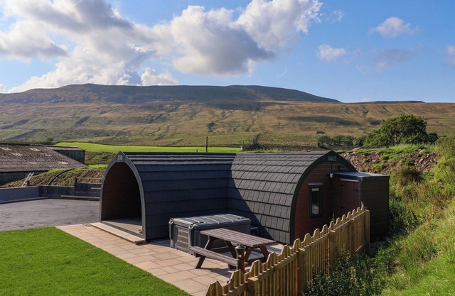LAPWING, pet friendly, with hot tub in Ingleton