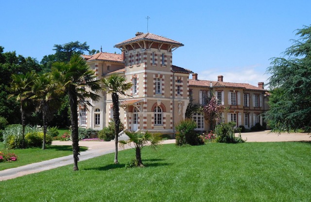 Large Italian villa with its park, swimming pool and tennis court