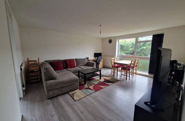 Large 1 bed flat in Purley, close to train station