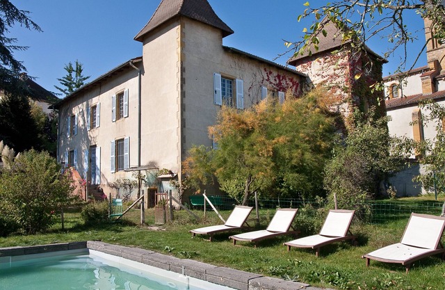 Large 1777 residence in Burgundy, indoor and outdoor pools & sauna