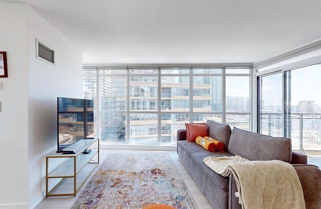 Large 2 BR- 1100 SQ2- Free parking -Near CN Tower