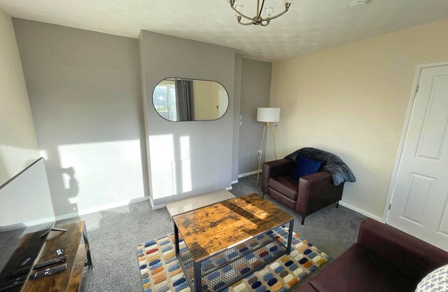 Large 6 Person Home with Garden and Free Parking