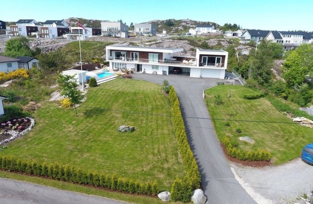 Large and spacious holiday home with heated pool