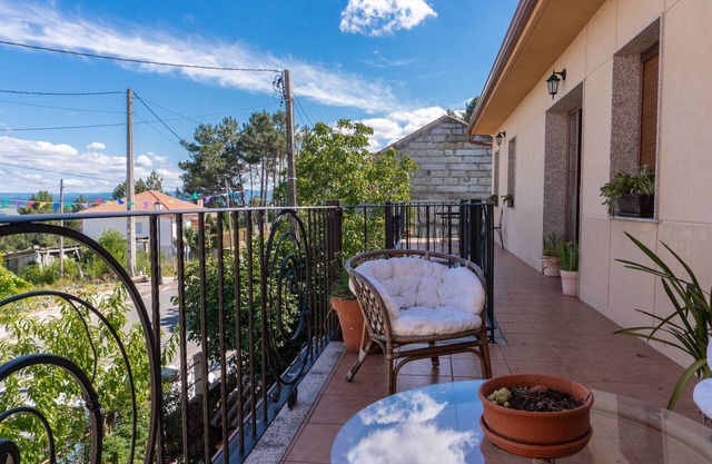 Large, bright house with two floors, garden and outdoor garage. Termas - wine