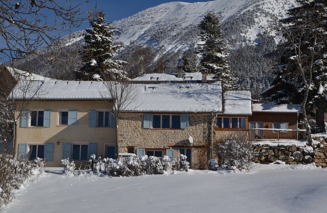 Large charming mountain retreat for 12, close to ski resorts and lake with beach