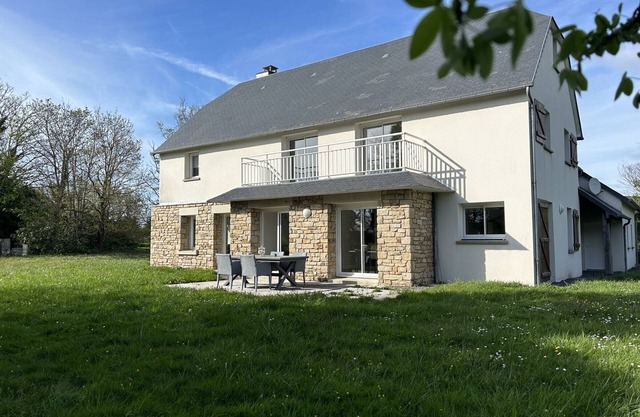 Large Coastal Home: Steps from Carolles Beach, 5 Bedrooms, Sleeps 10, Garden, Parking, Wi-Fi