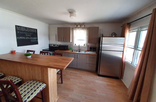 Large Cottage, 2 min Walk to Beach, BCC #1