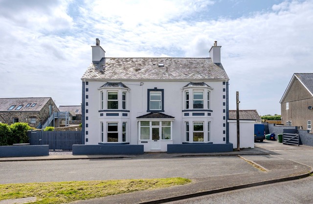Large Detached Property Walking Distance To The Beach | Llywelyn-Fawr